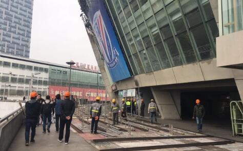 喷鼻港片子对时候、记忆和景迁转变有着高度的敏感，关于时候和记忆在王家卫片子里已有着很是迷人的镜像化表示，而到了《年夜蓝湖》这部片子中则多了景迁转变这一叙事元素。